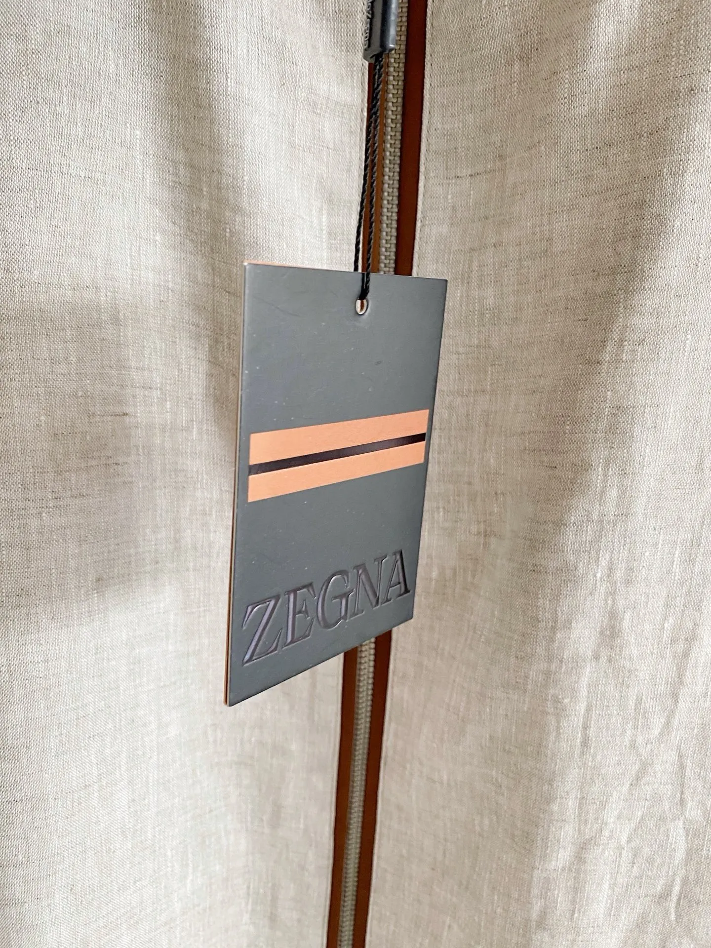 LP men's casual linen stand-collar vest, made of natural Breathable linen fabric, contrasting leather details on the collar, loose fit. The original colors are simple and elegant, and can be layered in spring and autumn to show the texture during daily commuting. Sizes:M-3XL